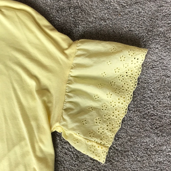 Small yellow shirt with designed sleeves - Picture 3 of 4